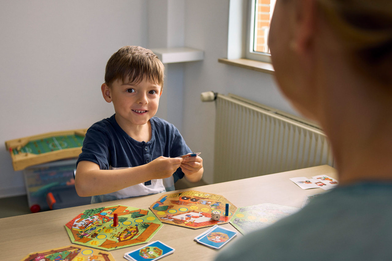 Kind spielt am Tisch